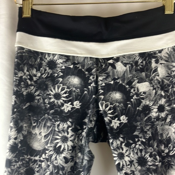 Lulu Lemon flowabunga floral cropped athletic leggings size 4 - Picture 2 of 9